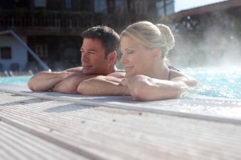 Mann und Frau im Pool Mann und Frau im Pool