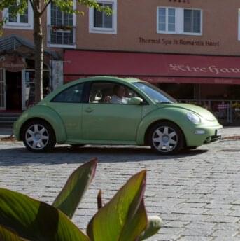 Auto auf dem Kurplatz