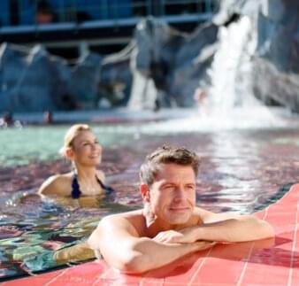 Mann und Frau im Becken