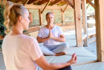 Mann und Frau beim Yoga