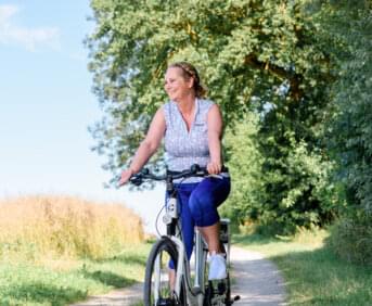 Frau auf dem Fahrrad