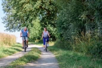 Fahrradfahrer auf dem Feldweg