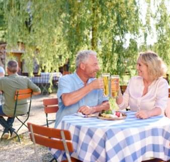 Ehepaar im Biergarten