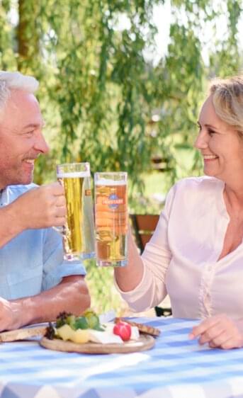 Ehepaar im Biergarten