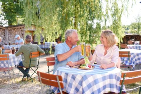 Ehepaar im Biergarten