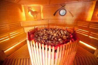 Glühende Steine in der Sauna