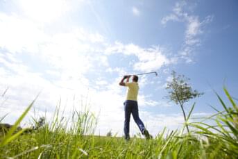 Mann beim Golfspielen