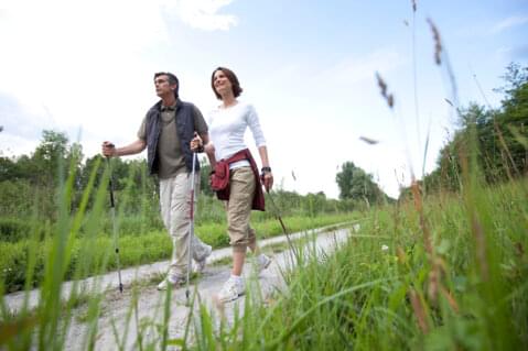 Mann und Frau beim Nordic-Walking