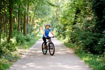 Fahrradfahrerin im Park