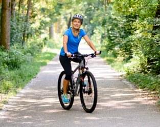 Fahrradfahrerin im Park