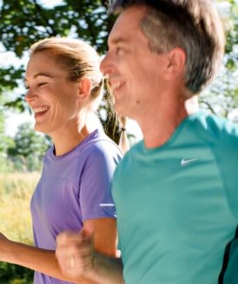 Mann und Frau beim Joggen