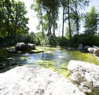 Teich mit Brunnen im Freizeitpark