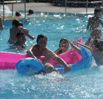 Kinder beim Badespaß im Freibad