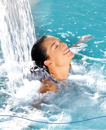 Frau unter Wasserstrahl