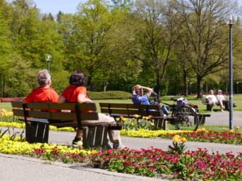 Menschen auf einer Bank im Park