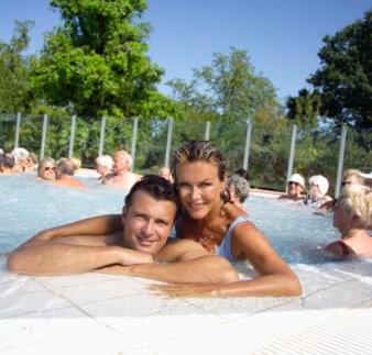 Europa Therme - Paar am Beckenrand