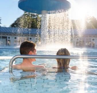 Freizeitaktivitäten - Paar entspannt in der Therme