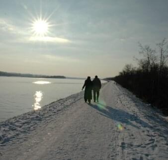 Freizeitaktivitäten - winterlicher Spaziergang am Inn