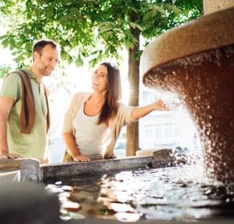 Freizeitaktivitäten - Paar am Brunnen