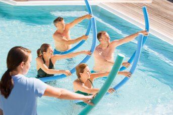 Gesundheit-Therapie - Wassergymnastik mit Schwimmnudeln
