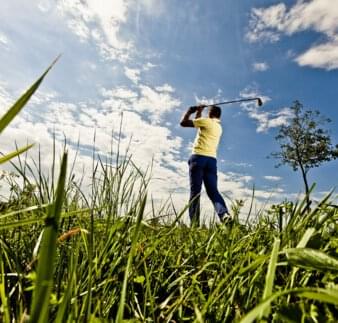 Golf - Mann beim Abschlag