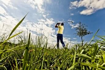 Golf - Mann beim Abschlag