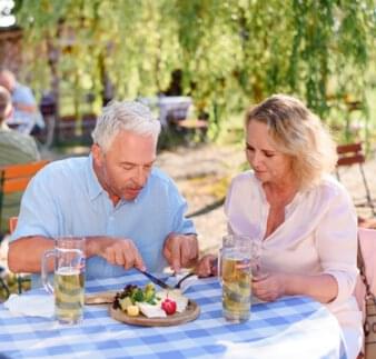 Kulinarisches - Paar im Biergarten