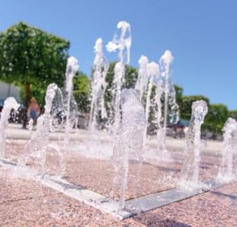 Kurpark Sommer - Brunnen am Kurplatz