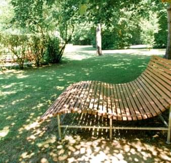 Kurpark Sommer - Holzliege im Schatten