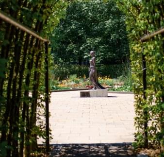 Kurpark Sommer - Tunnel mit Statue im Hintergrund