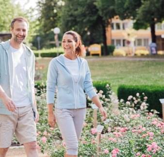 Freizeitpark - Paar macht Spaziergang