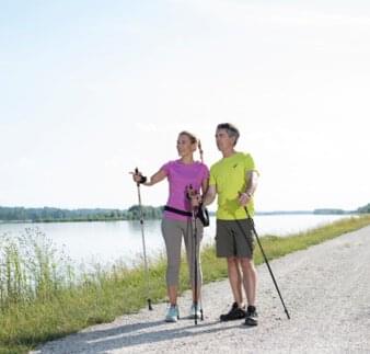 Nordic-Walking - Paar am Inn