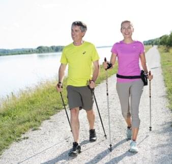 Nordic-Walking - Paar am Inn 02