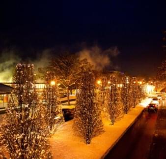 Winter-Impressionen - Schneebedeckte Straße im Abendlicht