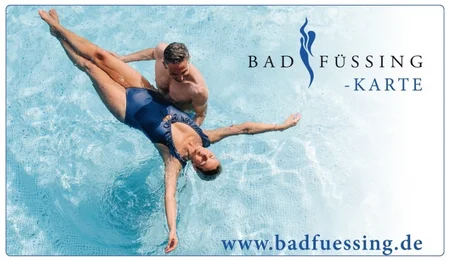 Bad Füssing Karte im Wasser Bild der Bad Füssing -Karte. Sie zeigt ein Pärchen im Wasser. Der Mann