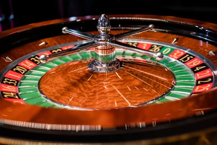 Nahaufnahme eines Roulette-Tischs Ein Nahaufnahme eines Roulette-Tischs, der die grüne und rote Zahlenanordnung und die drehbare Kuppel in der Mitte zeigt.