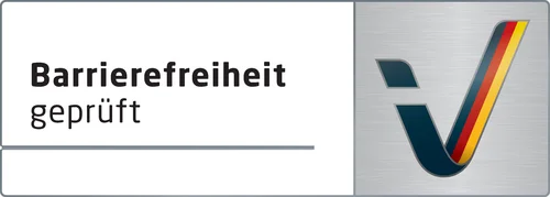 Ein Zertifikat in deutscher Sprache mit dem Wort "Barrierefreiheit" und dem Zusatz "geprüft". Eine stilisierte Darstellung einer Grafik im Hintergrund.