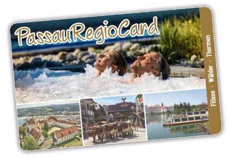 PassauRegioCard Image Eine Karte mit dem Titel 'PassauRegioCard', die eine entspannende Szene im Wasser zeigt. Im Hintergrund sind Ansichten von Passau, darunter eine Stadtansicht, Kühe und die Uferlandschaft.