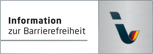 Ein Informationsschild über Barrierefreiheit mit schwarzem Text auf weißem Grund und einem Logo auf grau. Der Text sagt "Information zur Barrierefreiheit".