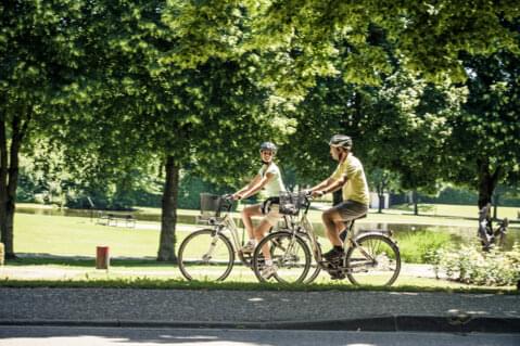 Zwei Radfahrer im Park