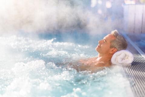 Mann in dampfendem Becken